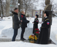 Сегодня в заводском сквере прошел митинг, посвященный памяти бывшего директора завода Копир Игоря Российского.