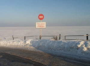 В Козьмодемьянске на Волге были замечены автомобили, переправляющиеся по льду