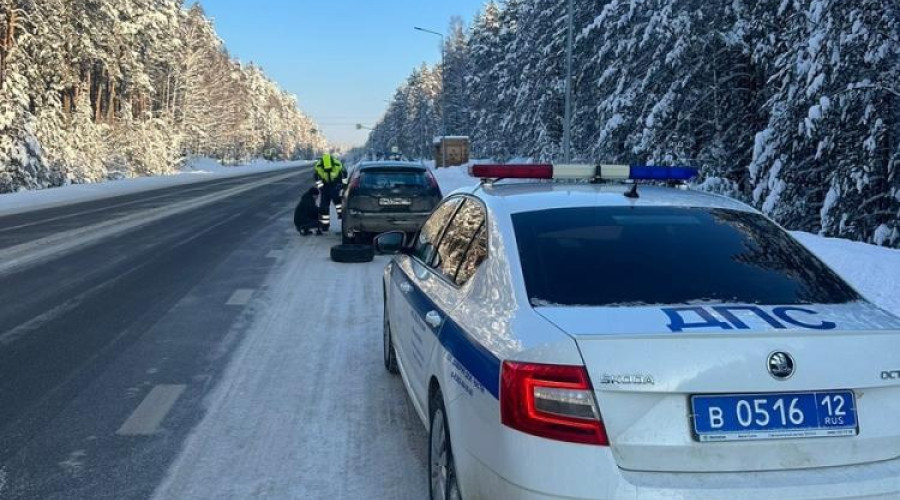 В условиях сильных заморозков автоинспекторы оказывают необходимую помощь водителям транспортных средств