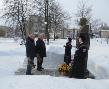 Сегодня в заводском сквере прошел митинг, посвященный памяти бывшего директора завода Копир Игоря Российского.