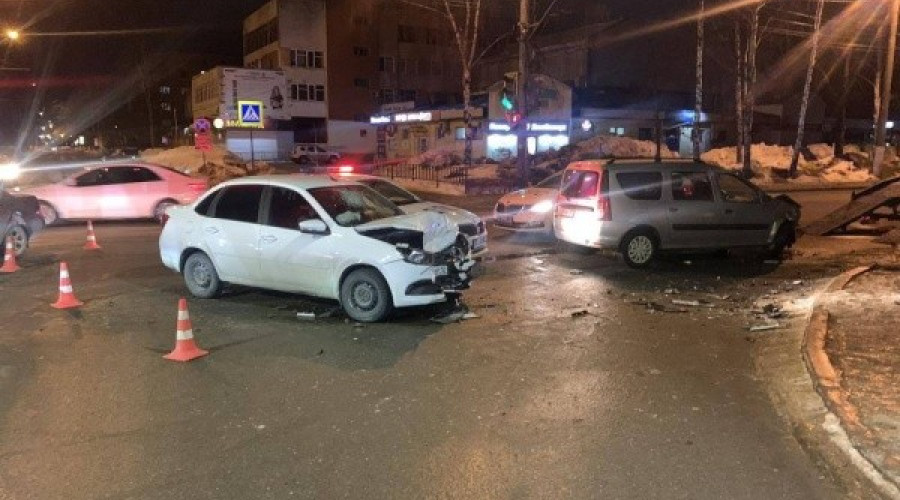 В вечернем ДТП в Йошкар-Оле пострадали три пассажира